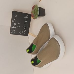 OOFOS Slip On Shoe Women's Sz 6.5 Tan and White